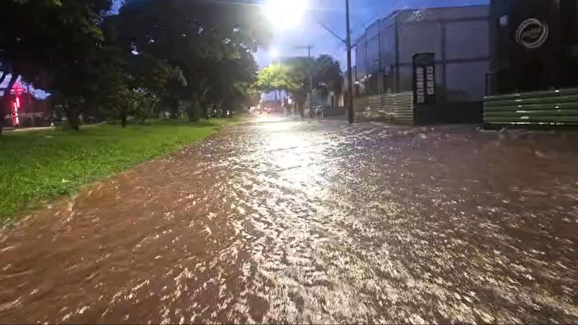 VÍDEO: Avenidas alagam durante forte chuva em Uberlândia; família abandona carro
