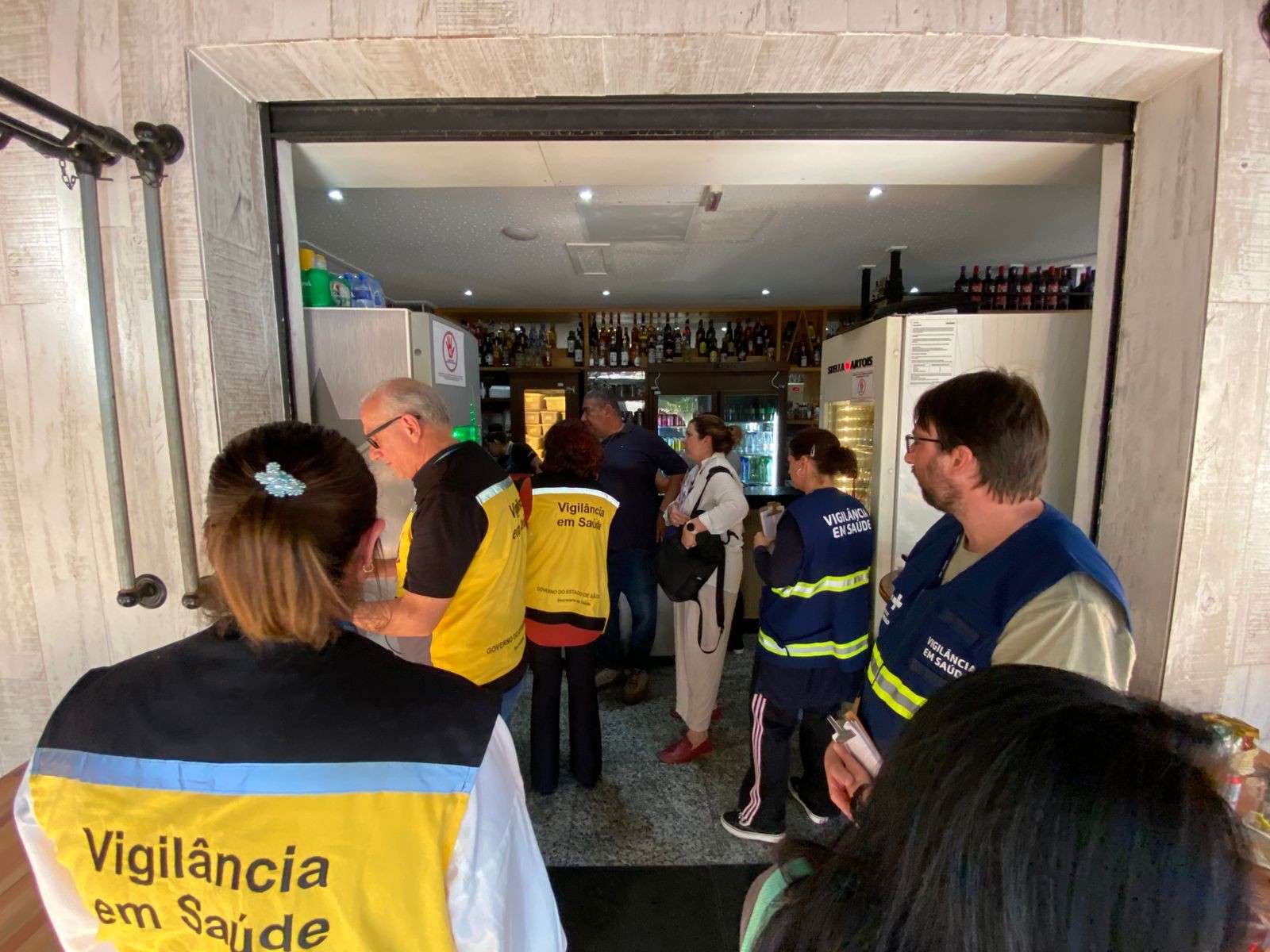 Polícia faz operação em 2 locais suspeitos de vender bebidas que causaram intoxicação por metanol em SP; bar nos Jardins é interditado