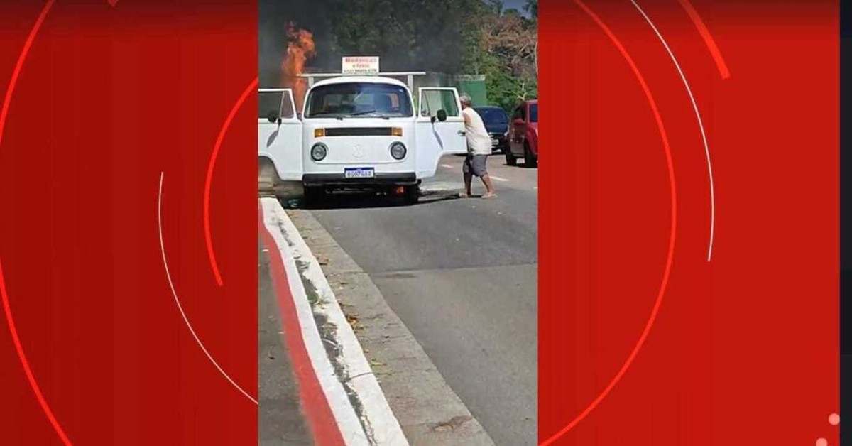 Kombi pega fogo na Via Cambuí, em São José dos Campos, SP