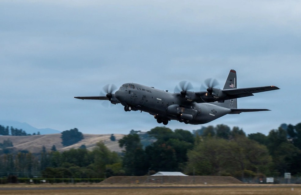 Avião C-130J Hercules da Força Aérea dos Estados Unidos. Foto de 2025. — Foto: Tristan Truesdell/Força Aérea dos EUA
