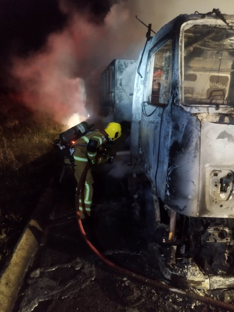 Veículo seguia do Paraná para o Rio Grande do Norte — Foto: Corpo de Bombeiros