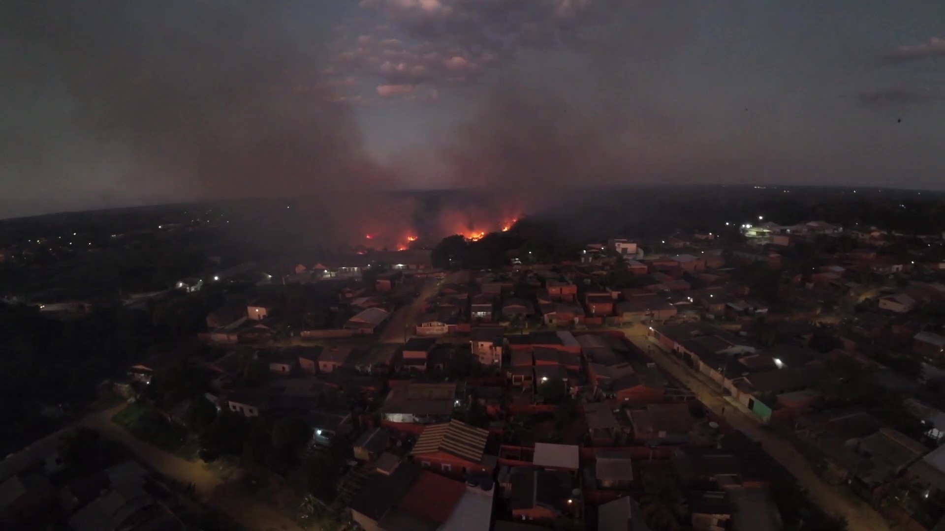 VÍDEO: incêndio de grandes proporções destrói vegetação em terreno de Rio Branco