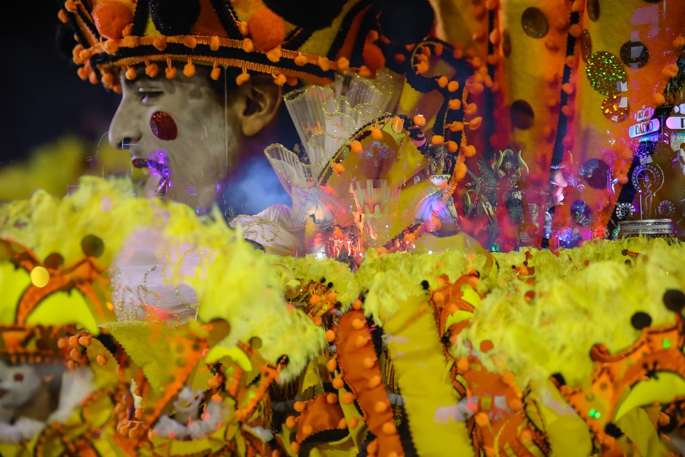 Escola Estrela do Terceiro Milênio durante desfile do Grupo Especial na 2ª noite no Anhembi; fotografia feita em múltipla exposição faz parte de ensaio especial do g1 realizado durante o carnaval de SP — Foto: Fábio Tito / g1