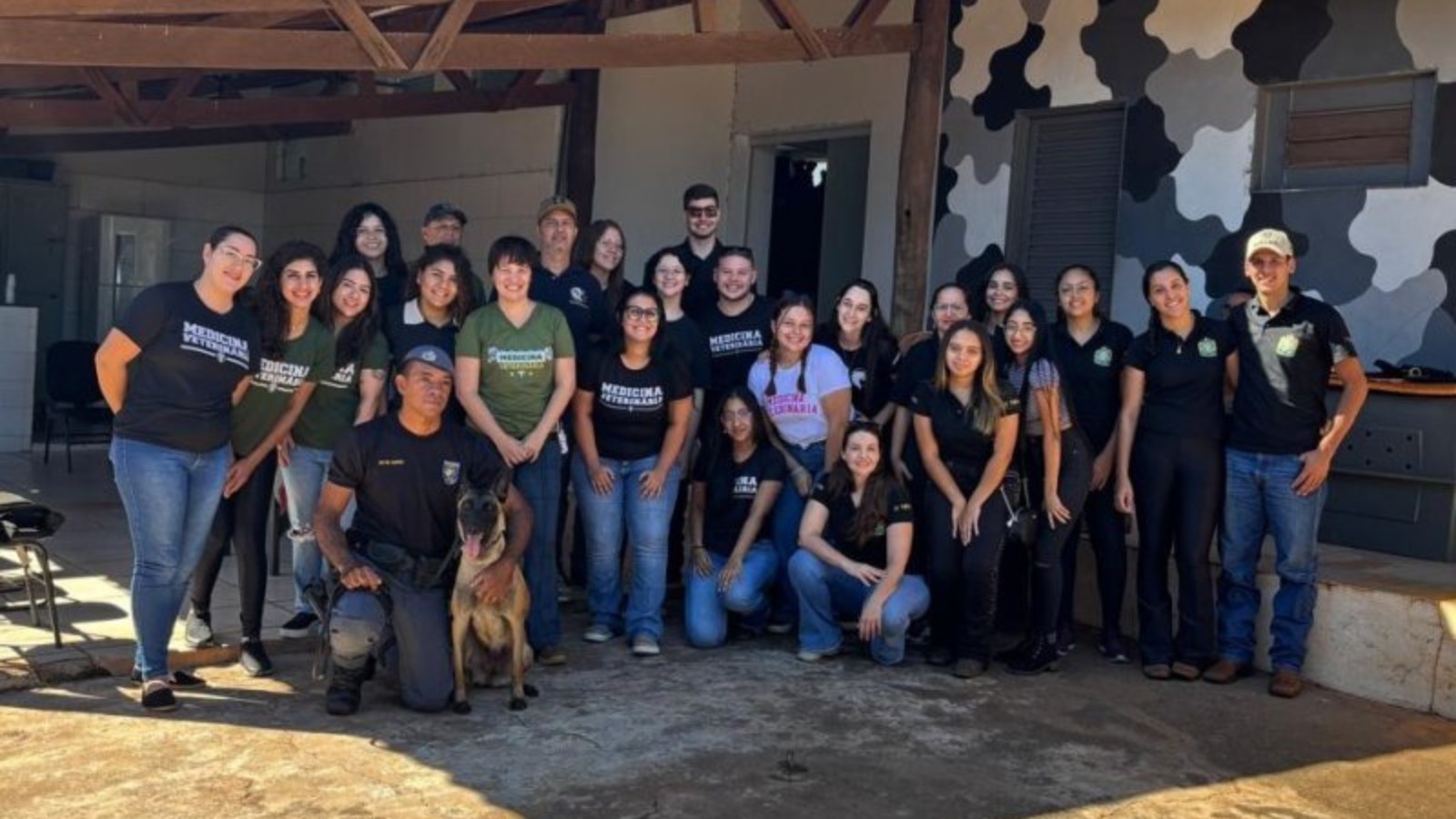 Alunos de Medicina Veterinária do UNIFEB vivenciam práticas em visita técnica