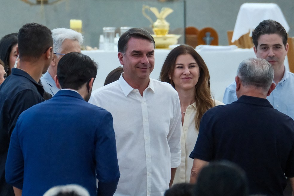 Flávio Bolsonaro participou de missa na Catedral de Brasília no Dia da Padroeira — Foto: Diego Herculano/Reuters