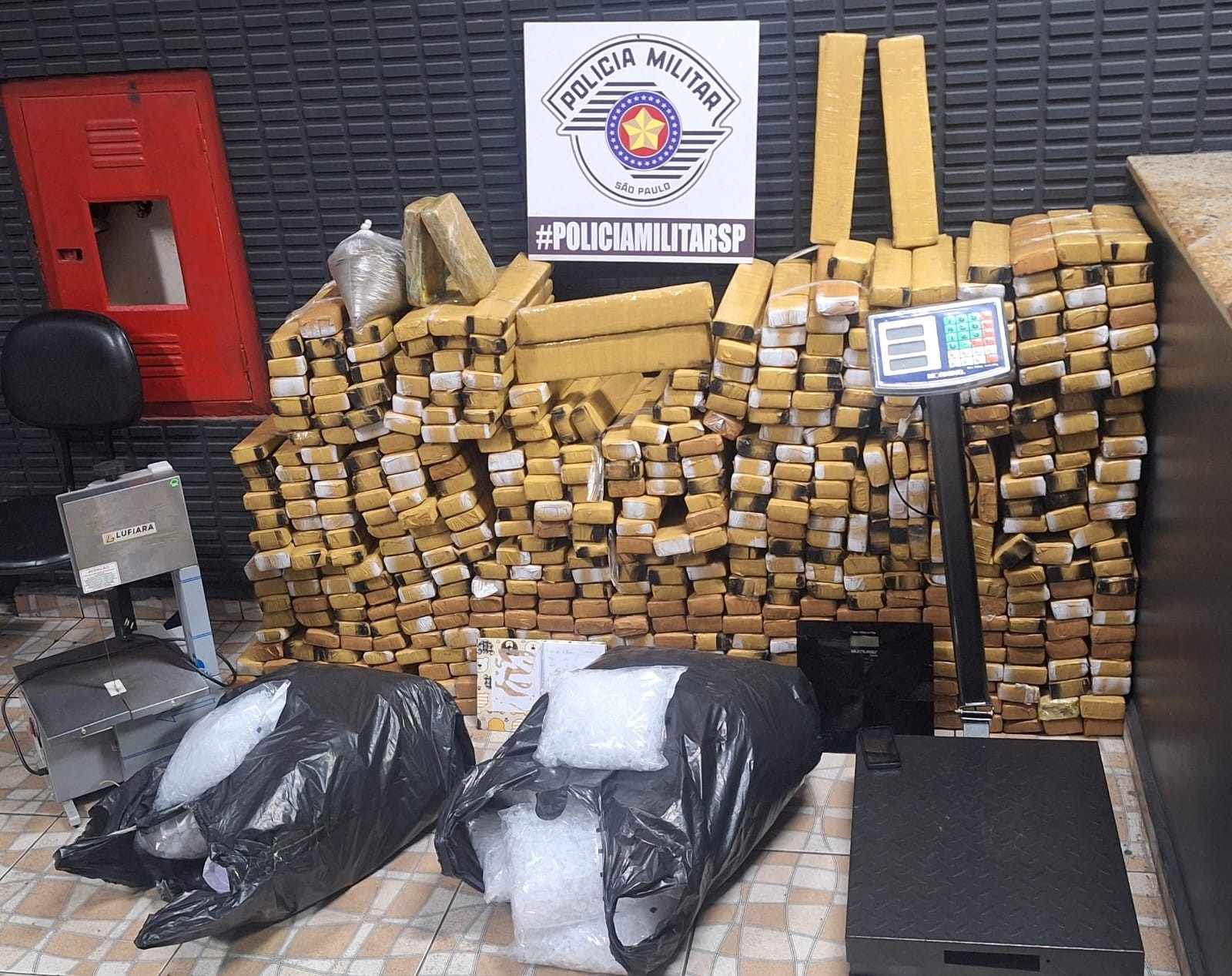 Polícia prende casal com carro furtado e encontra 'casa bomba' com quase meia tonelada de droga