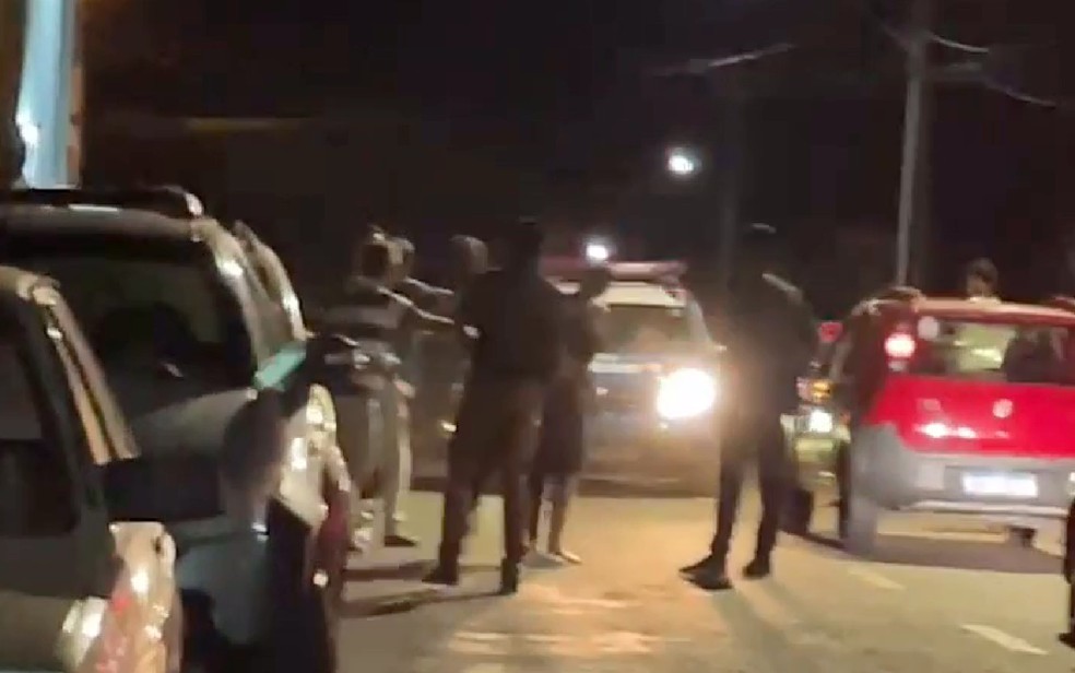 Momento em que viatura chega e policial é contido por fieis, em Jaraguá — Foto: Acervo pessoal