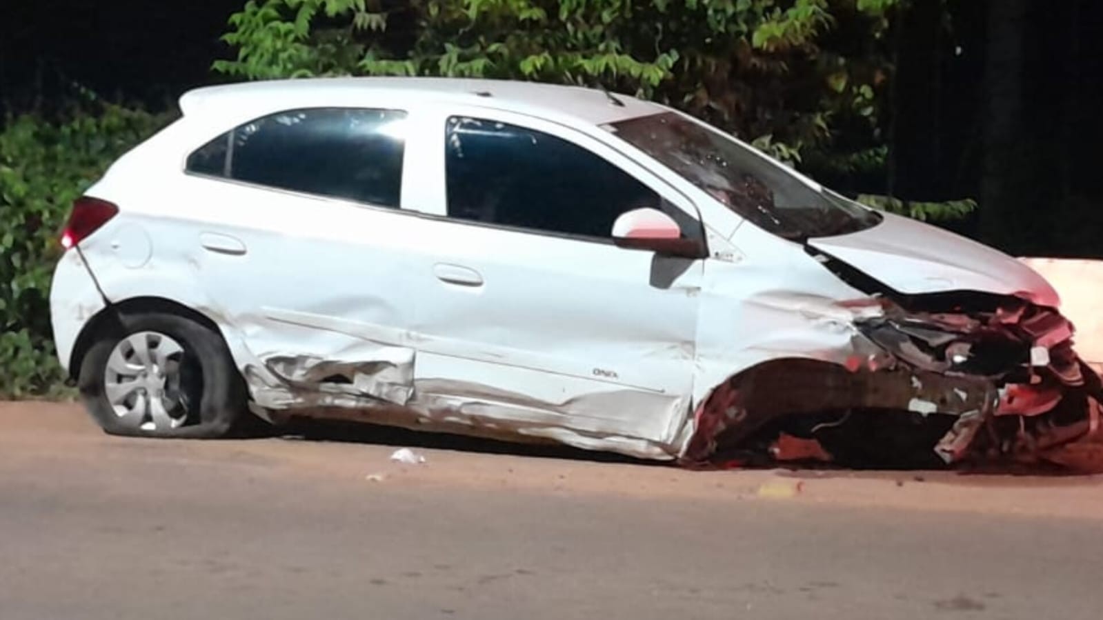 Motorista perde controle e bate violentamente em barreira de concreto no Santarenzinho; Samu atende vítima