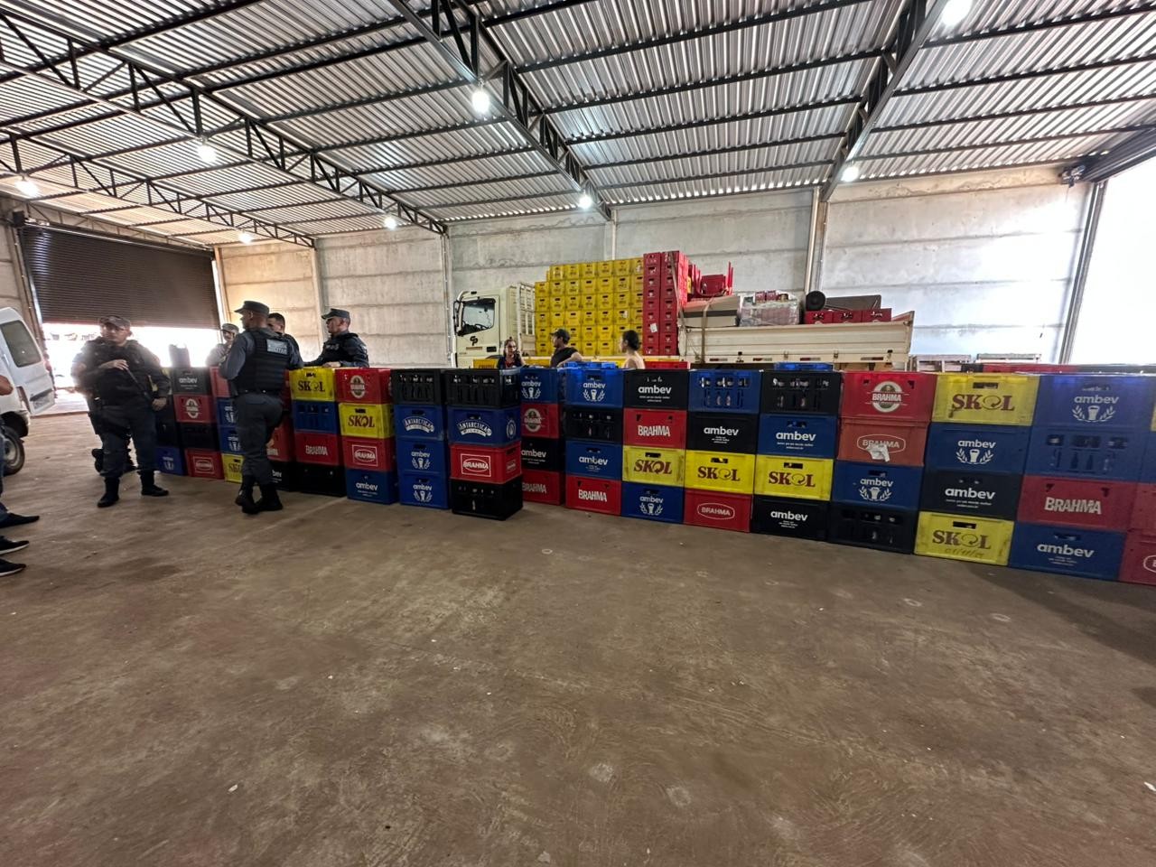 Três suspeitos de adulterar bebidas alcóolicas são presos e fábrica clandestina é fechada em MT