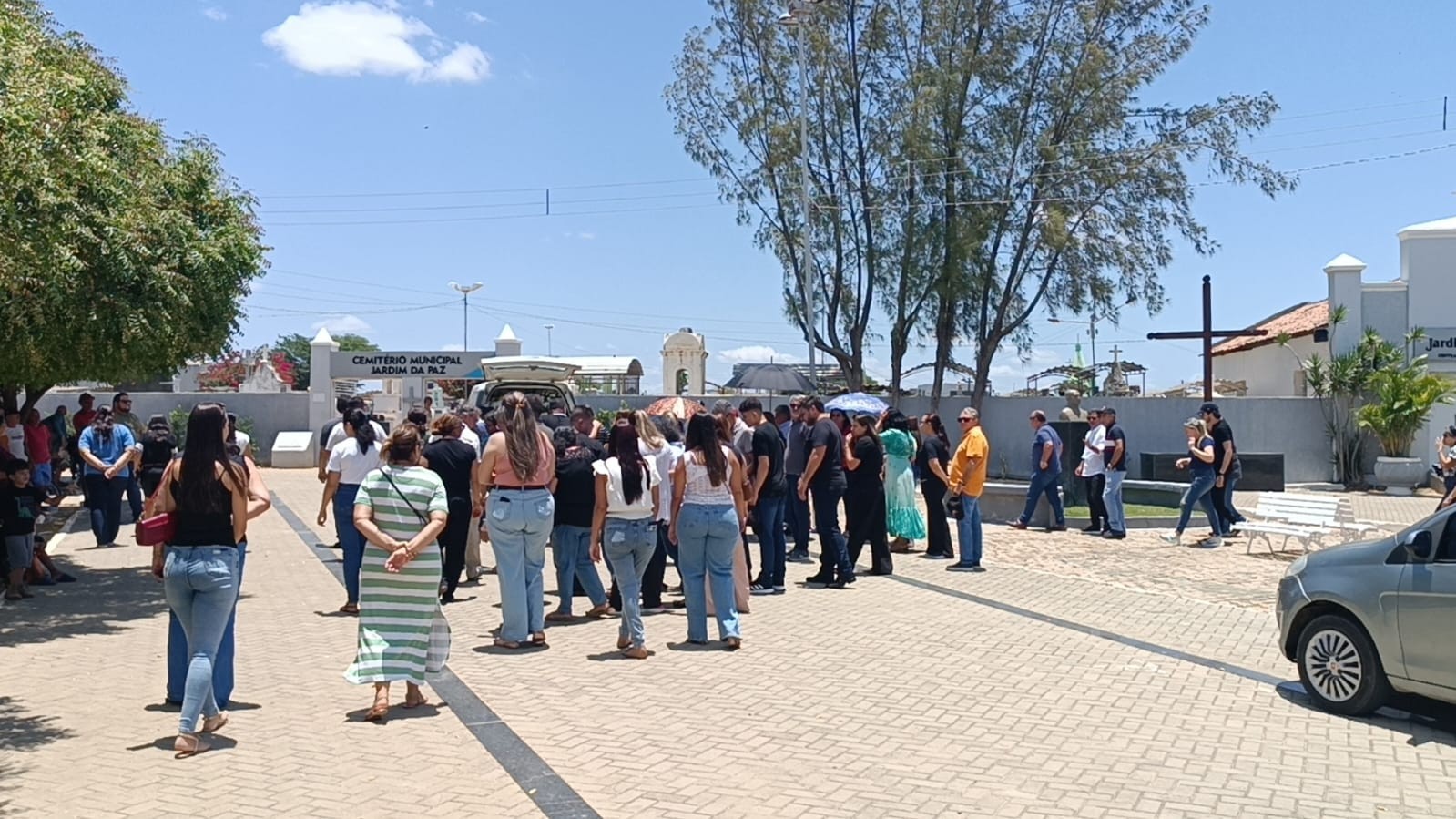 Corpo de vítima do desabamento no restaurante Jamile, que tem Fogaça como chef, é sepultado na Paraíba