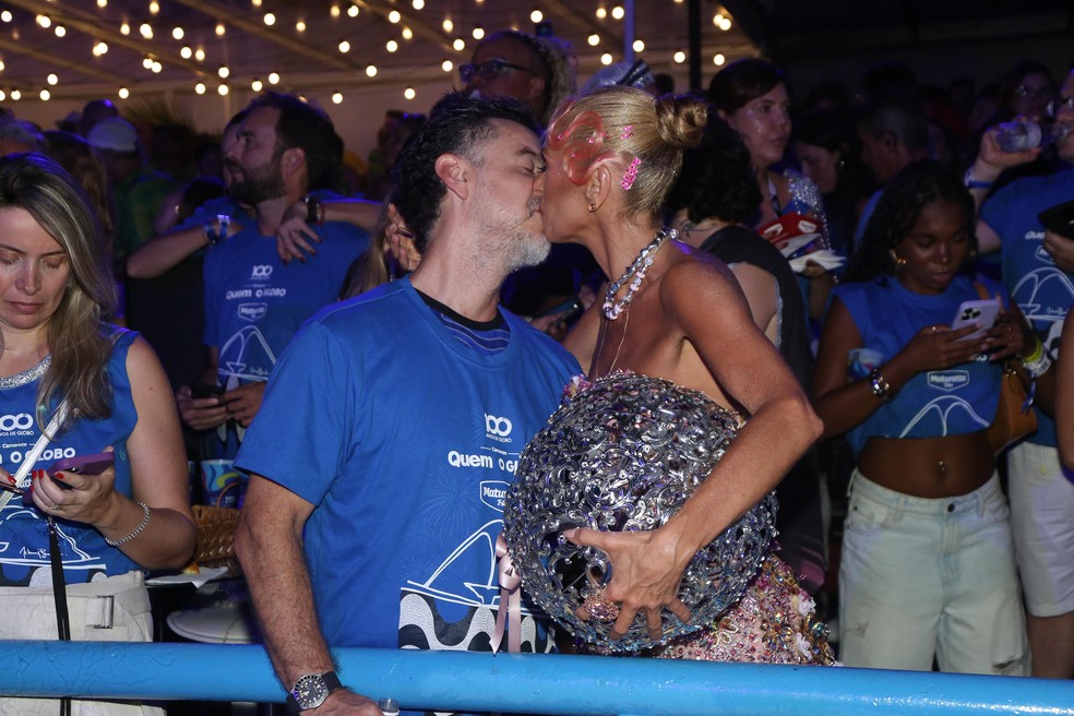 Adriane Galisteu beija o marido, Alexandre Iodice, na Sapucaí durante a 2ª noite de desfiles do Grupo Especial do Rio de Janeiro — Foto: Dilson Silva/AgNews
