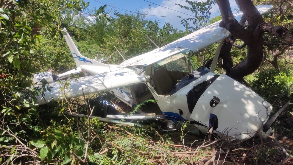 Avião de pequeno de porte que caiu na Raposa está com Certificado de Aeronavegabilidade cancelado — Foto:  Divulgação/Corpo de Bombeiros