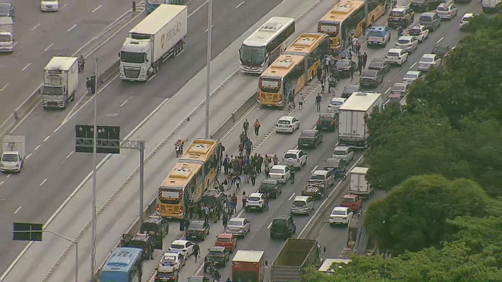 Por conta do tiroteio na Cidade Alta, Avenida Brasil foi fechada — Foto: Charles Júnior/TV Globo