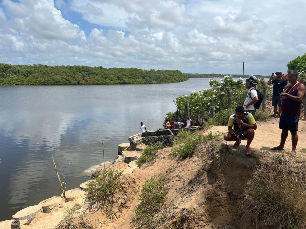 Bombeiros buscam adolescente que desapareceu no Rio Vaza-Barris, em Aracaju — Foto: Anna Fontes/TV Sergipe