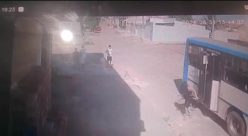 VÍDEO: Ônibus arranca e mulher cai com filho de 5 anos durante desembarque em Santarém