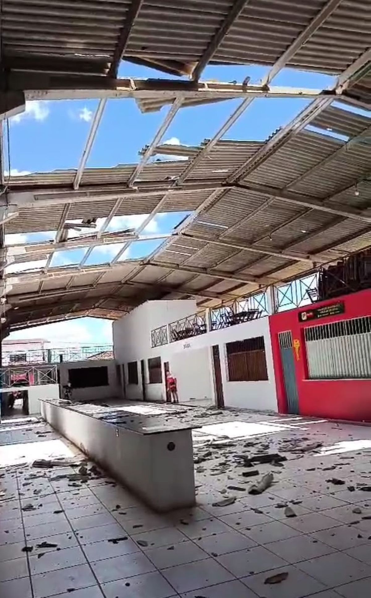 Ventos fortes derrubam parte do telhado de mercado público no interior do RN