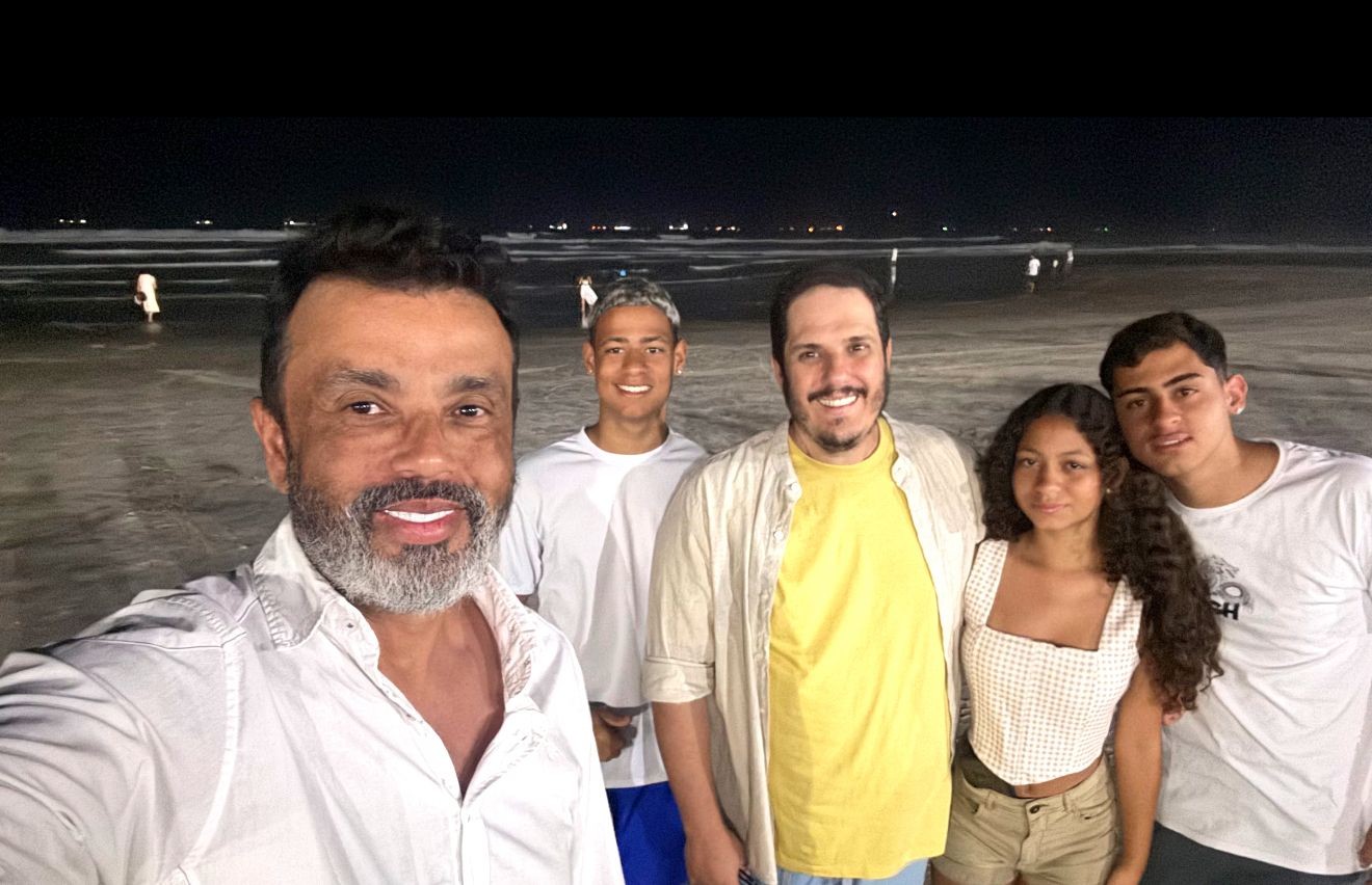 Pais em dose dupla: casal homoafetivo que adotou três irmãos biológicos fala sobre desafios e preconceito
