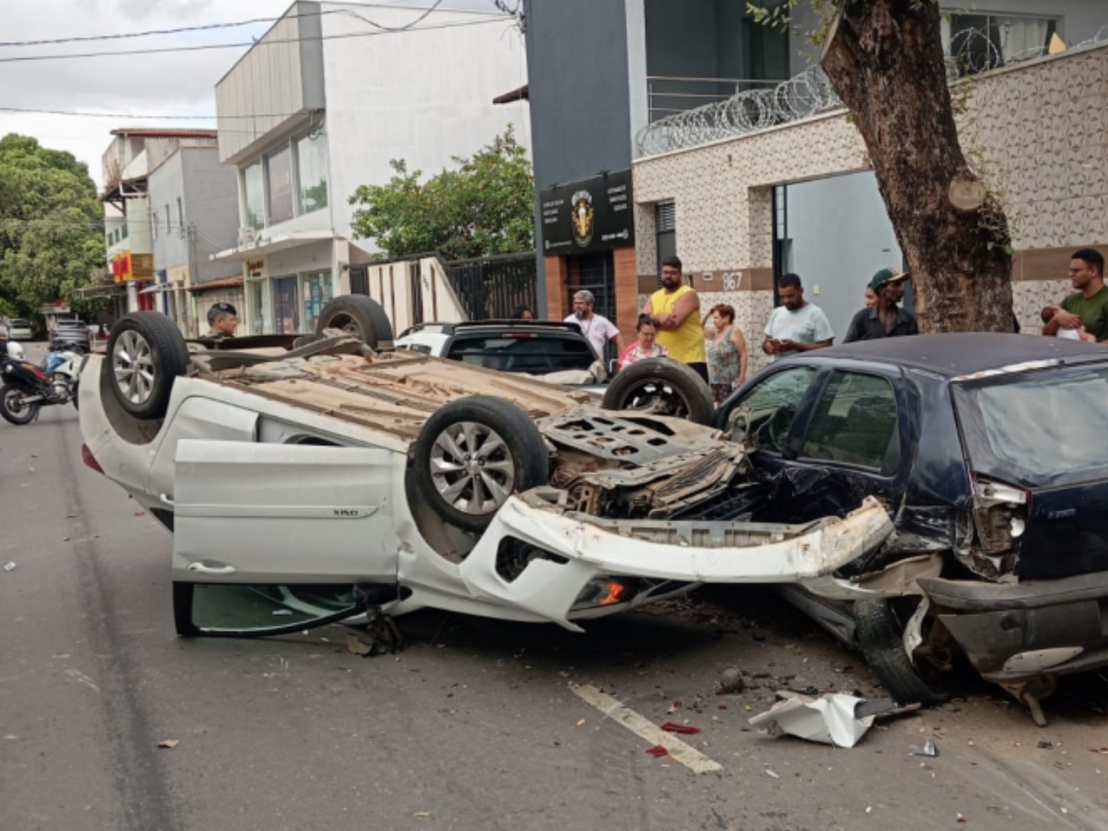 Motorista cochila ao volante, capota carro e atinge três veículos em Governador Valadares
