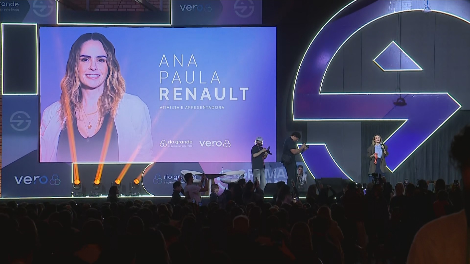 'Coragem é falar mesmo com a voz tremendo': Ana Paula Renault estreia como palestrante e leva discurso sobre humanidade no Gramado Summit