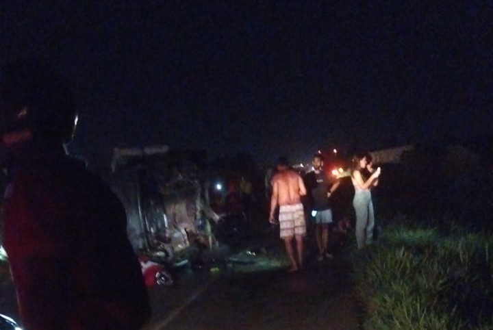Duas pessoas morrem após batida entre caminhões, carros e motocicleta no recôncavo da Bahia