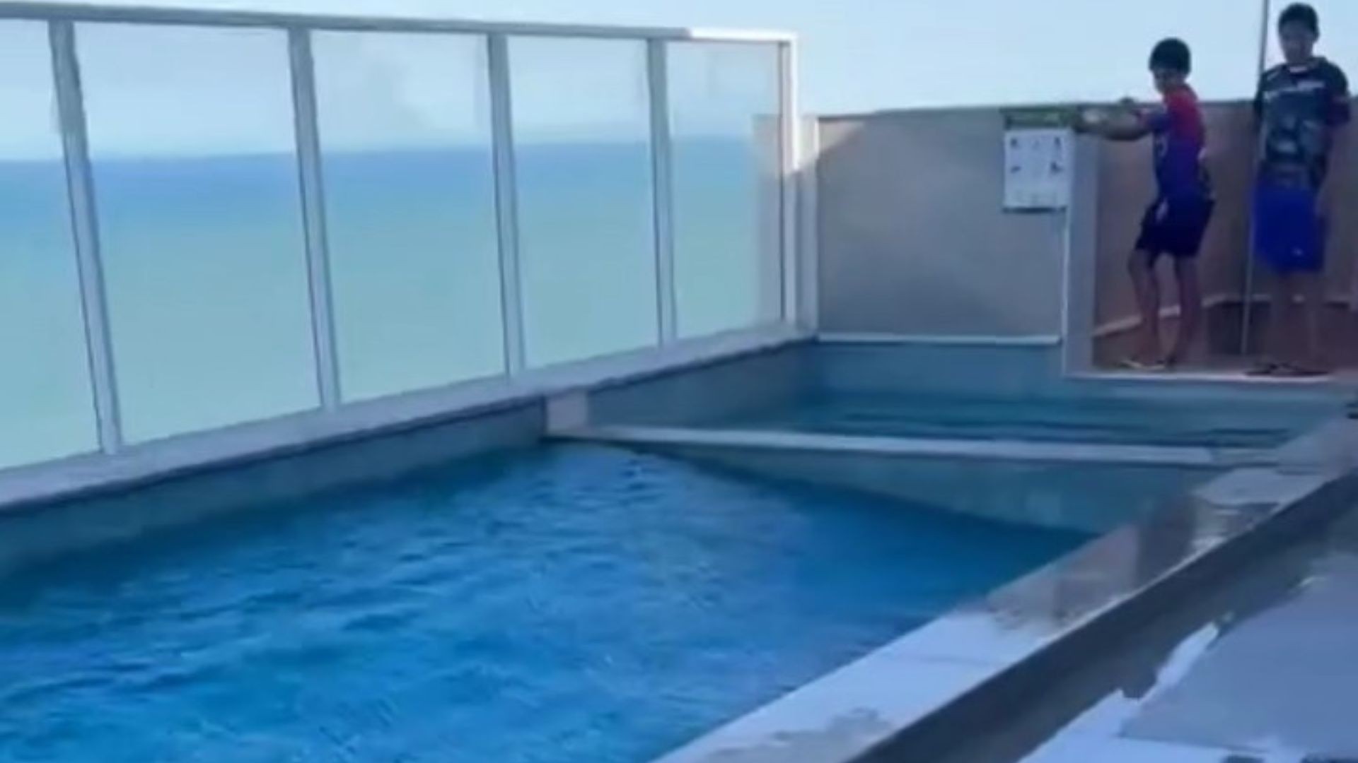 Terremoto, vento ou IA? Movimento de água de piscina no 36º andar de prédio no ES chama a atenção na internet; veja VÍDEO