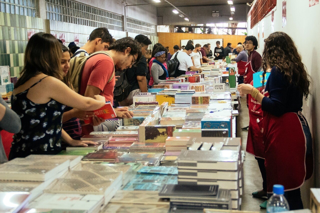 Feira do Livro da UFSCar tem mais de 2 mil títulos e descontos de até 70% no interior de SP