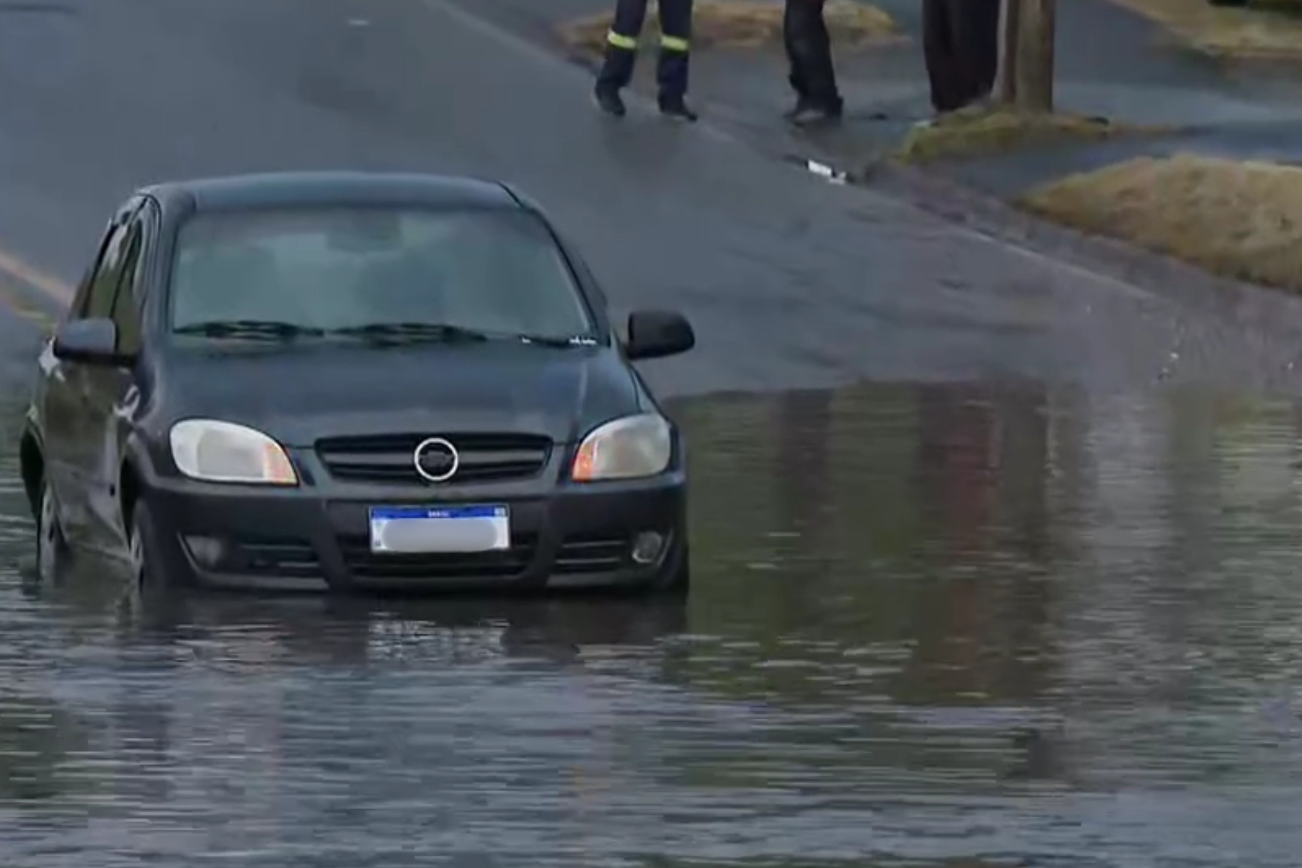 Temporal causa estragos, deixa casas destelhadas e provoca alagamentos no Paraná; veja locais atingidos