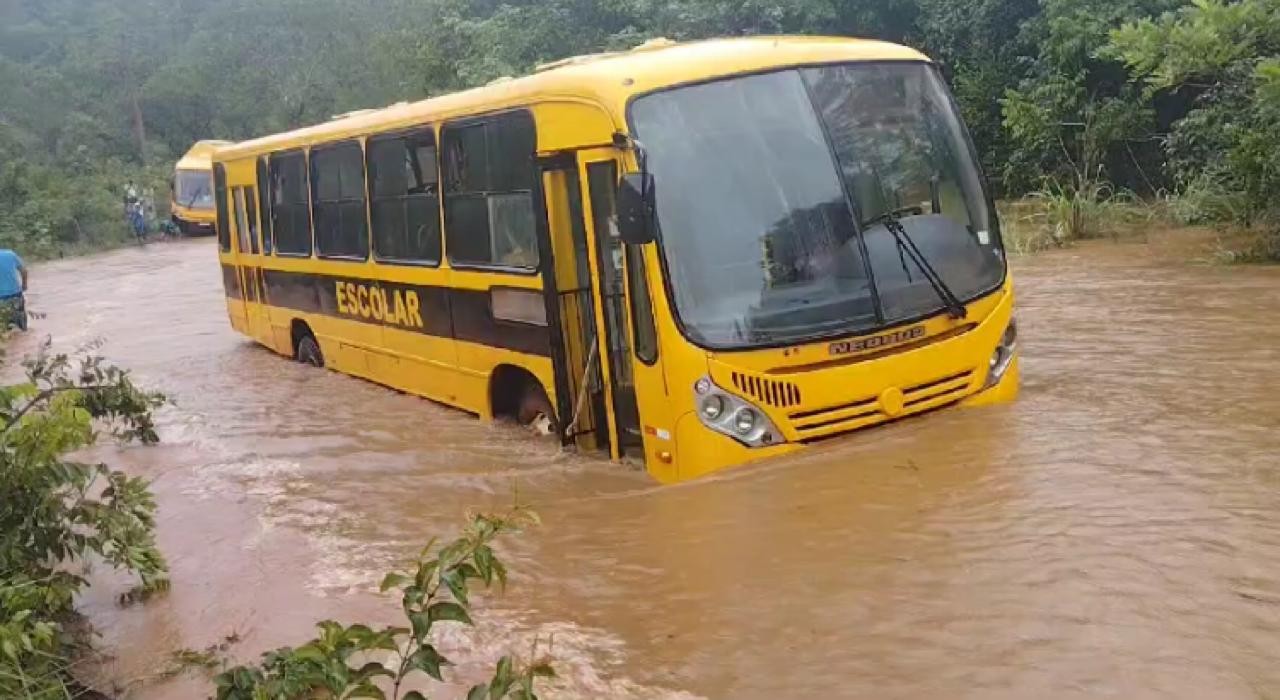 VÍDEO: Aulas são suspensas por uma semana após rio invadir estrada entre aldeia e escola indígena