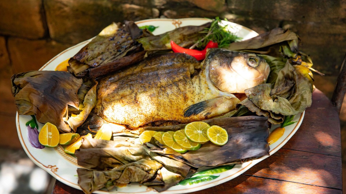 Culinária Pantaneira: pacu assado na folha de bananeira transborda ...