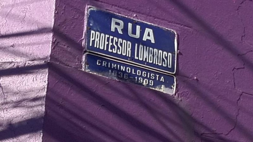 Placa na Rua Professor Cesare Lombroso, antiga Rua Itaboca — Foto: ENIO RECHTMAN