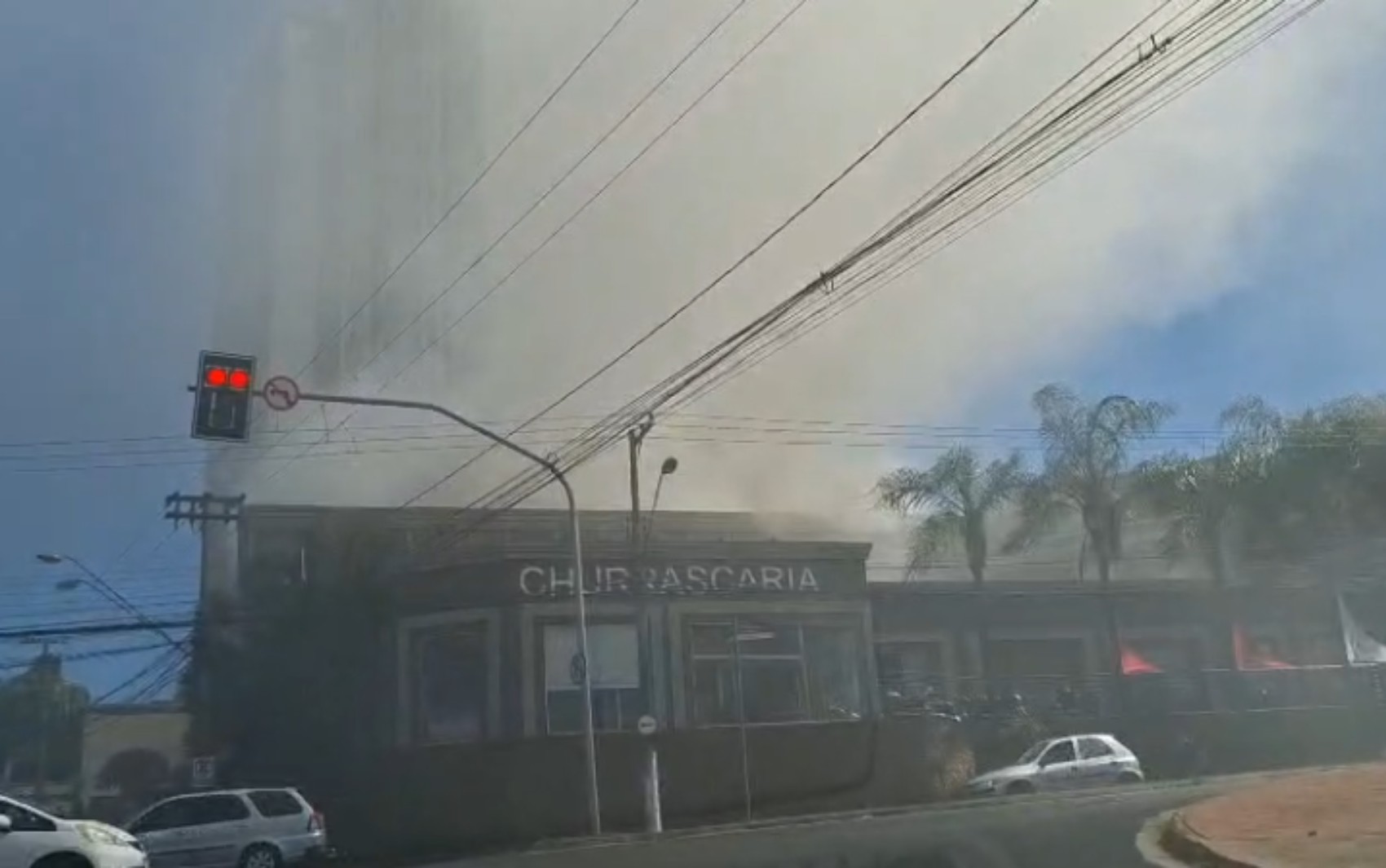 Churrascaria pega fogo e assusta clientes em Ribeirão Preto, SP