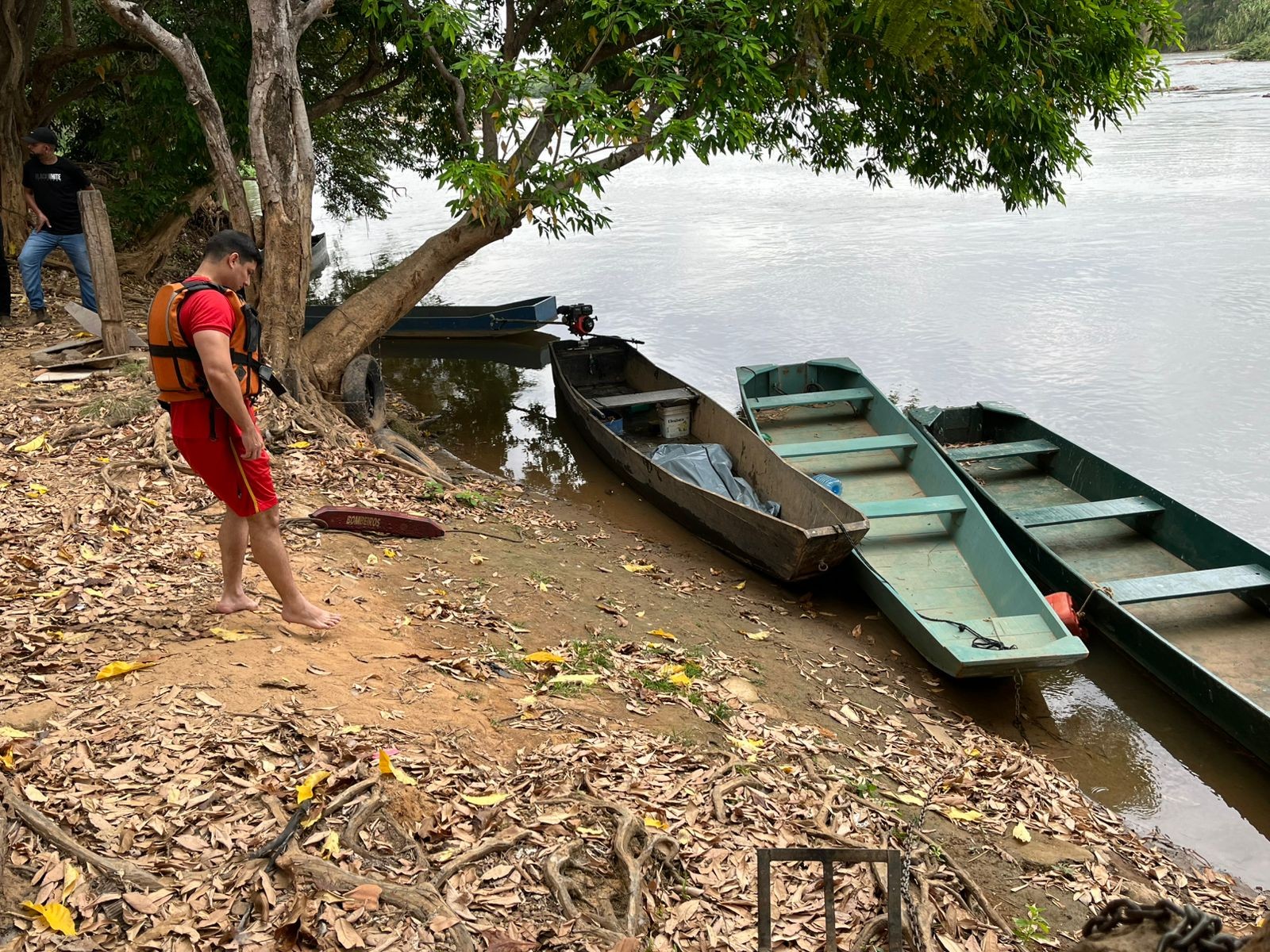 Corpo de adolescente que se afogou no Rio Doce, em Governador Valadares, é encontrado preso em pedras