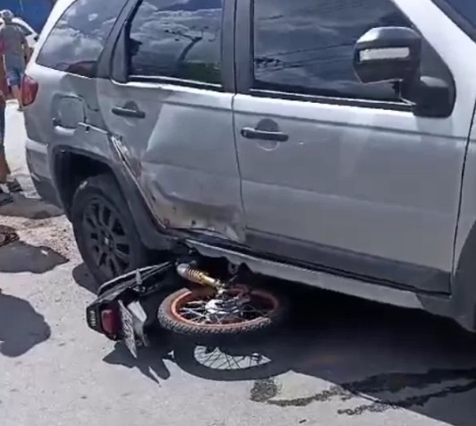 Motociclista fica gravemente ferido em acidente com carro em Nova Serrana; vídeo mostra batida