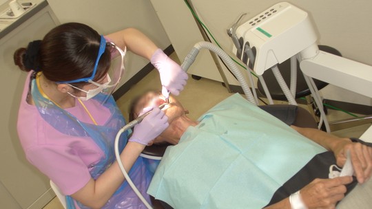 Tem uma cirurgia programada? Vá ao dentista antes - Tratamento odontológico reduz risco de pneumonia e pode encurtar a internação hospitalar