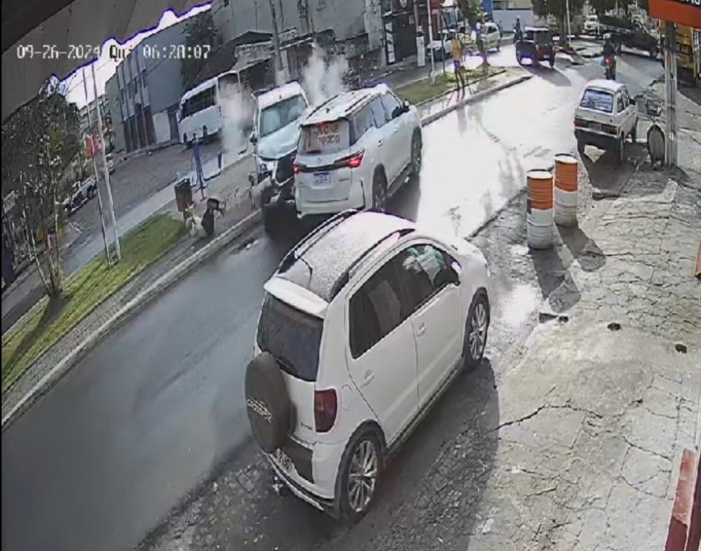 Homem morreu após ser imprensado entre dois veículos, nesta quinta-feira (26), na Avenida Luís Viana, em Santo Antônio de Jesus, no recôncavo do estado — Foto: Reprodução/Redes Sociais