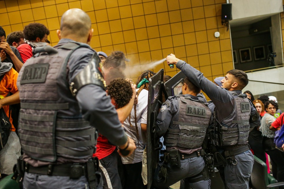 Polícia usa spray de pimenta para conter manifestantes na Alesp — Foto: TIAGO QUEIROZ/ESTADÃO CONTEÚDO