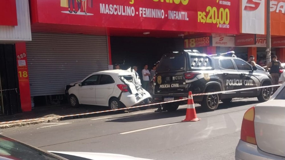 Ônibus desgovernado arrasta carros e motos no Centro de Uberlândia