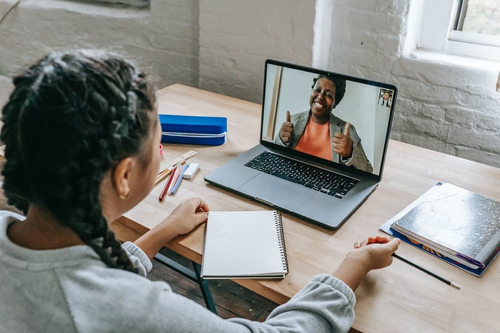 Estudante sentando em frente a computador — Foto: Katerina Holmes/Pexels