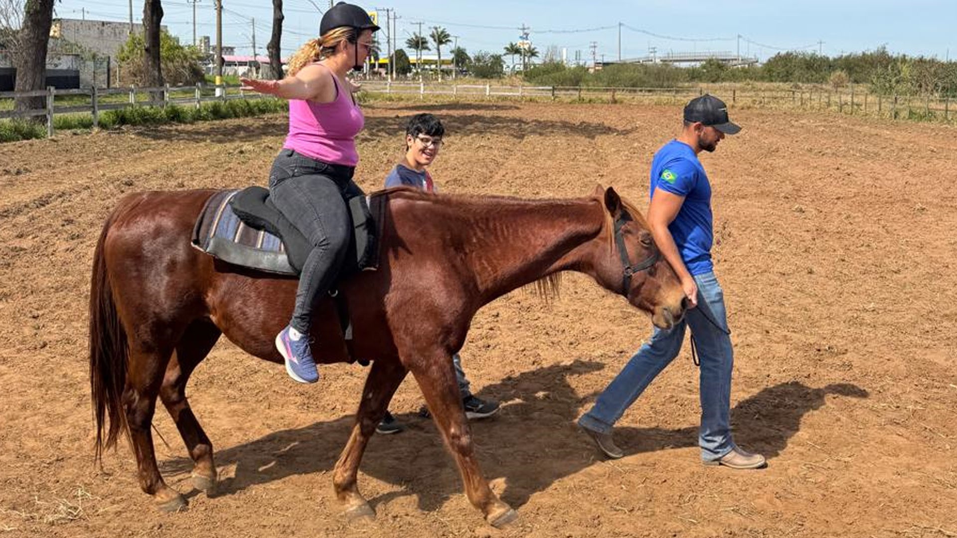 Mãe e filho com autismo fortalecem vínculo afetivo por meio de terapia com cavalos em Avaré