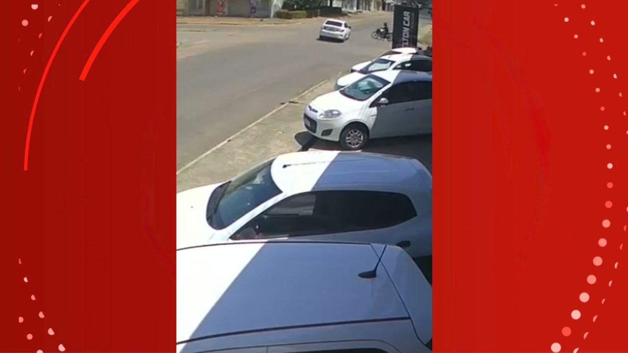 VÍDEO: motociclista fica ferida após colisão com carro em Santana