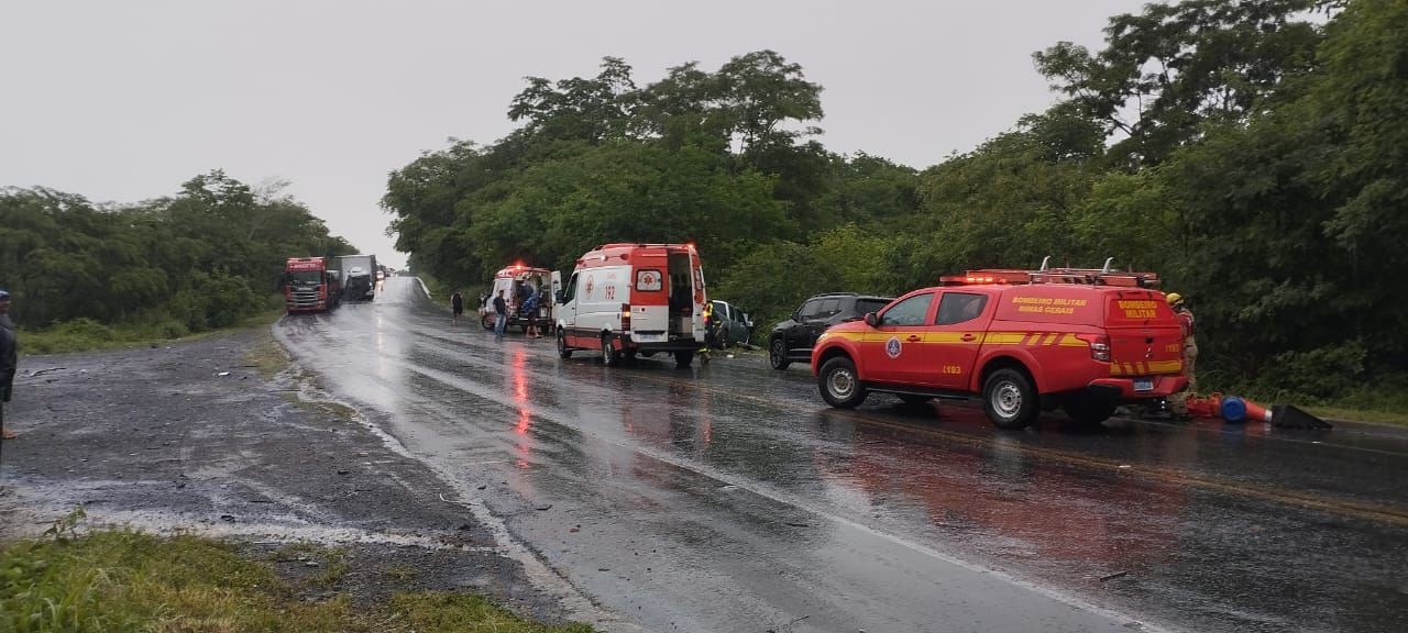 Motorista morre a caminho do hospital depois de caminhonetes baterem de frente durante chuva na BR-251