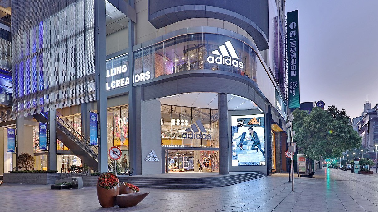Adidas revela vazamento de dados de clientes
