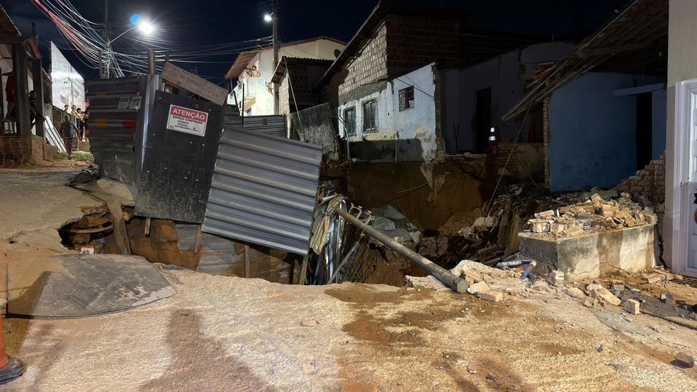 Casa desabou em cratera no Bom Pastor &mdash; Foto: Kleber Teixeira/Inter TV Cabugi