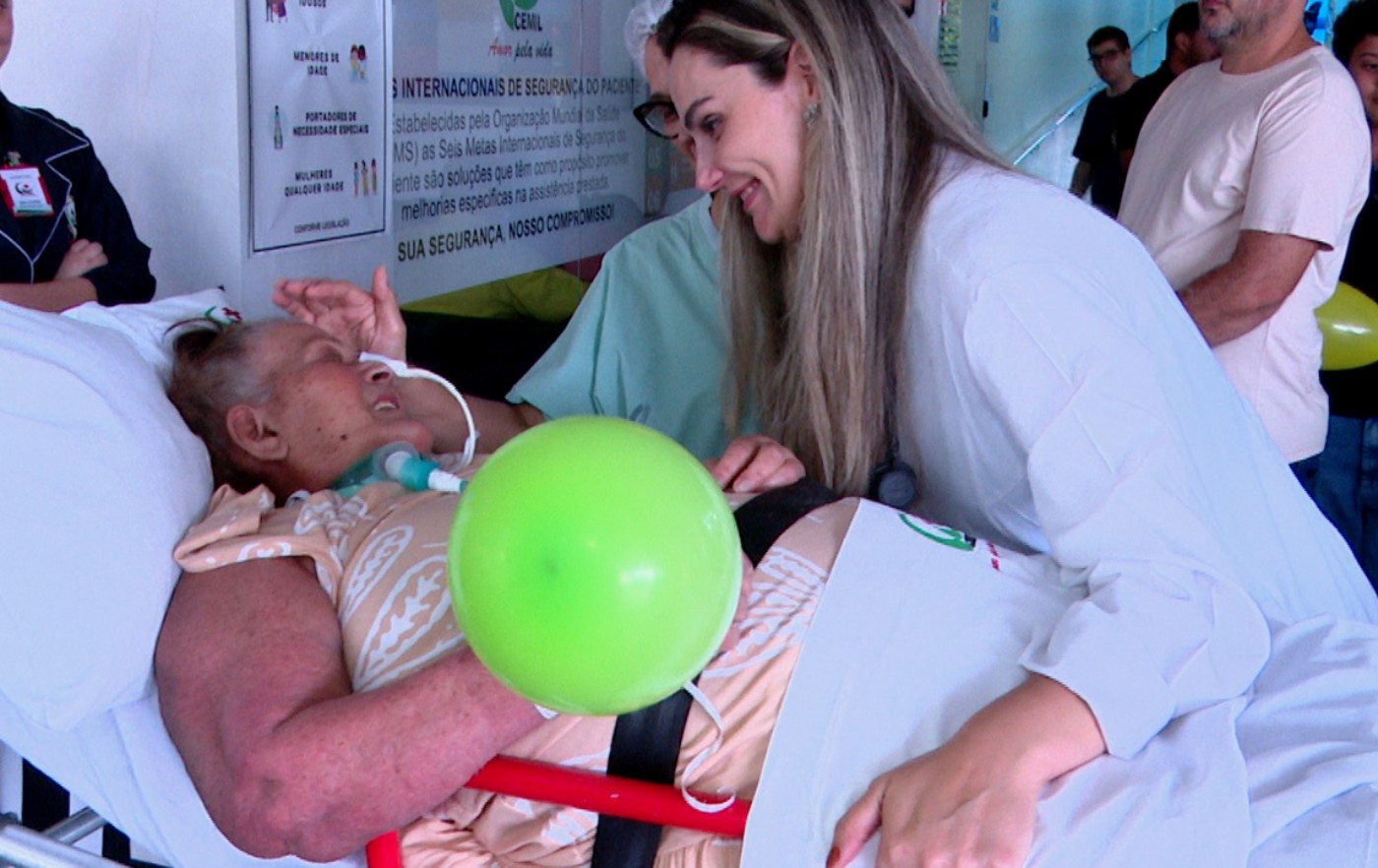 Mulher internada há 7 meses no Paraná por chikungunya recebe alta hospitalar