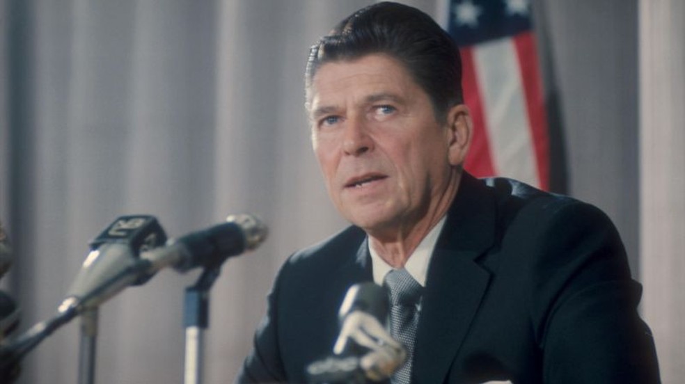 Como ator, Ronald Reagan fez a última grande greve de Hollywood antes da atual. Como presidente, teria dado início à derrocada do sindicalismo no país — Foto: BBC