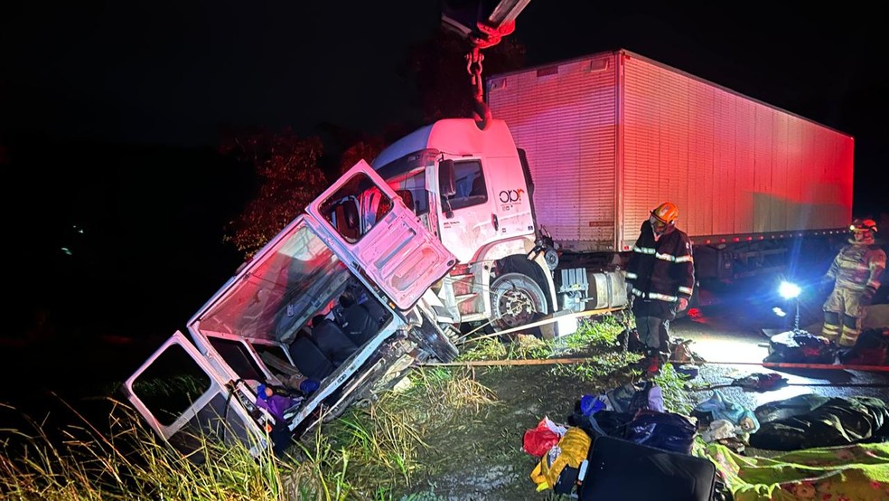 Carreta e micro-ônibus bateram de frente — Foto: Corpo de Bombeiros