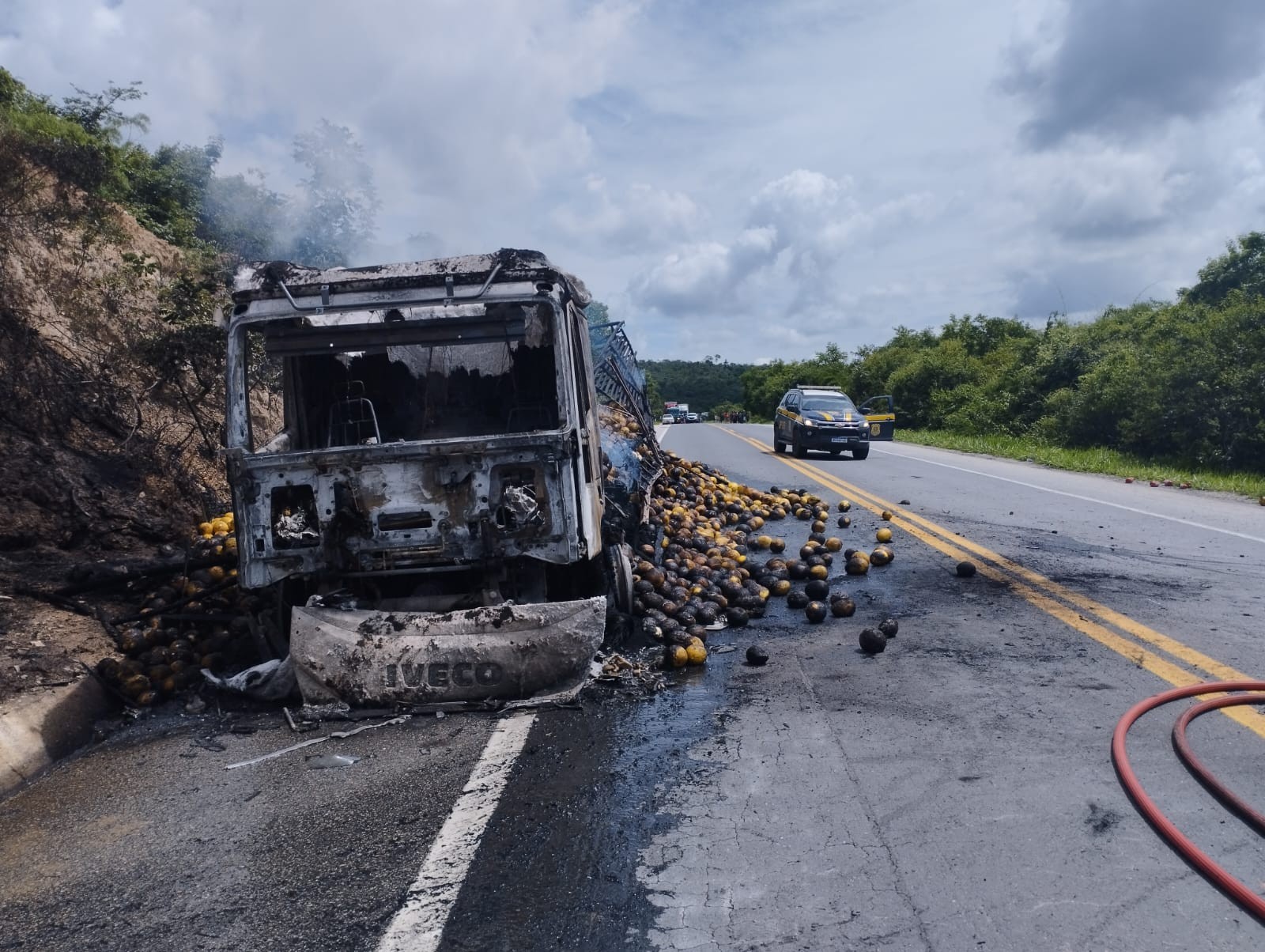 Caminhão carregado de melões fica totalmente destruído após incêndio na BR-251