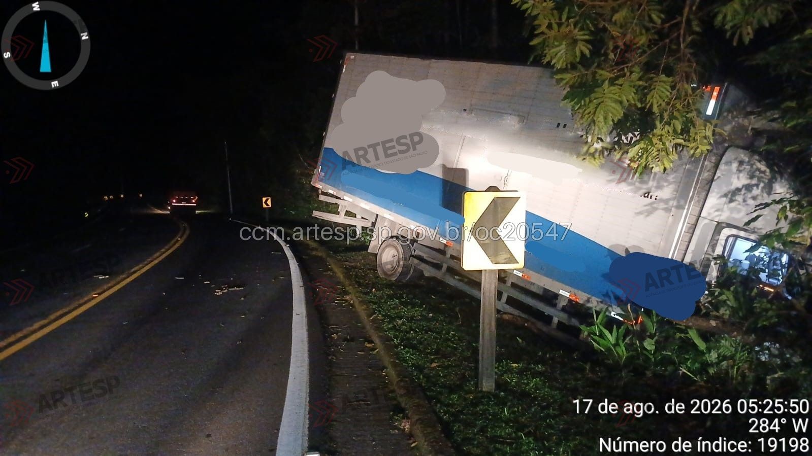 Caminhão sai da pista e atinge vegetação após motorista dormir ao volante na Mogi-Bertioga