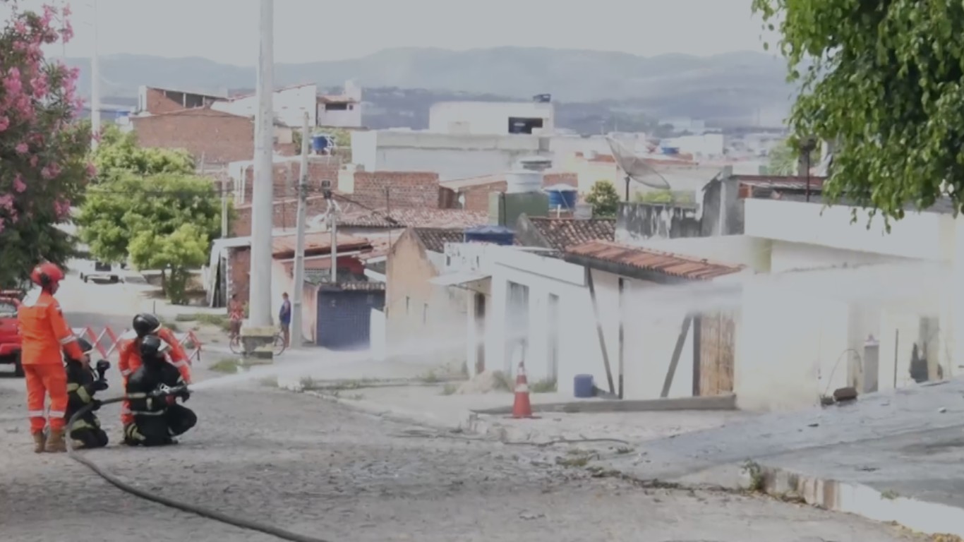 17 casas próximos a prédio que desabou parcialmente após incêndio são interditadas em Caruaru