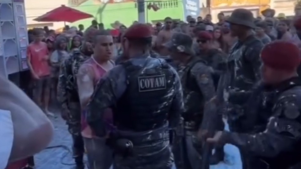 Folião é detido por jogar goma em policiais durante mela-mela no carnaval no Ceará — Foto: Reprodução